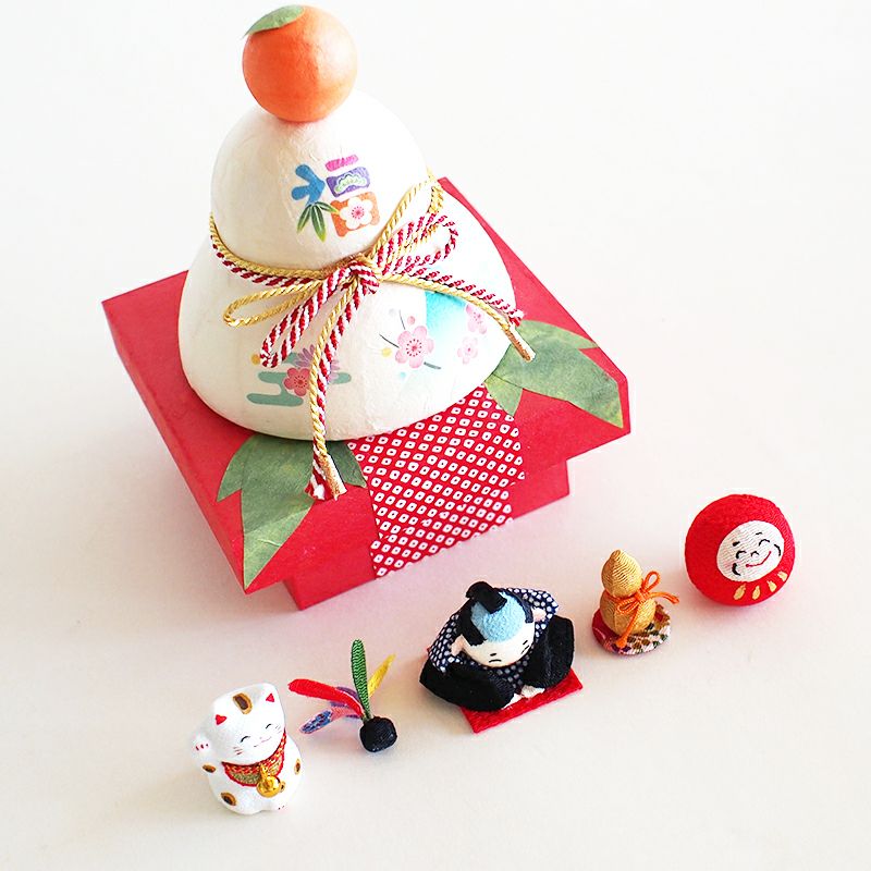 玄関やリビングなど、さまざまな場所に飾りやすいコンパクトなサイズです