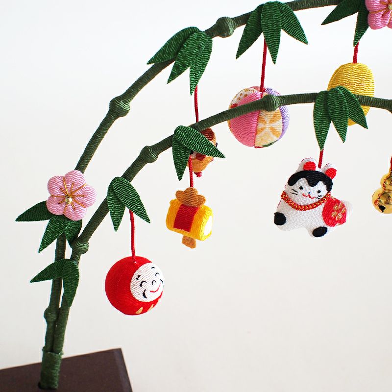 正月飾りは、年神様をお迎えし、1年の幸せや健康を願うために飾られる縁起物です