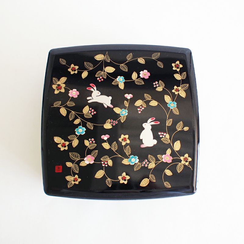 黒い本体に、可愛いうさぎがお花畑で遊んでいるような絵柄が描かれています