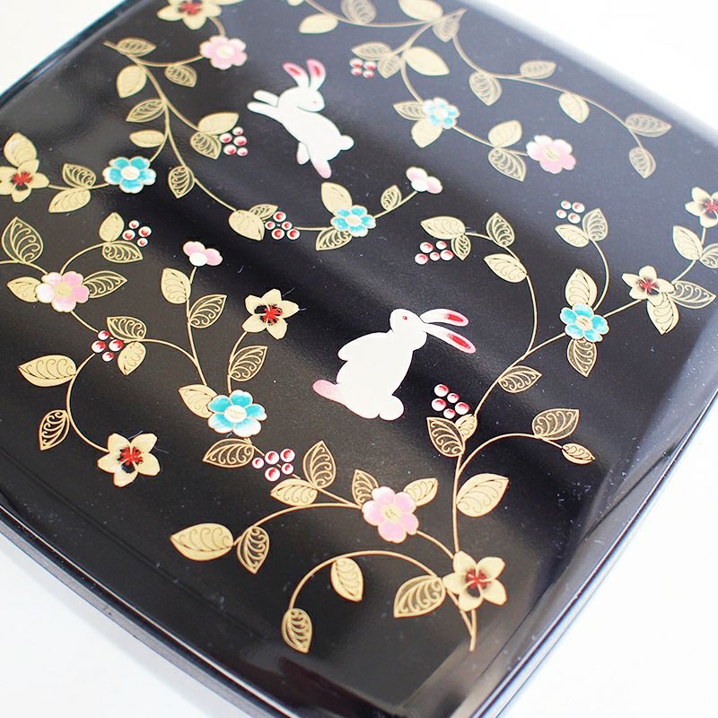 艶のある黒色の段重です