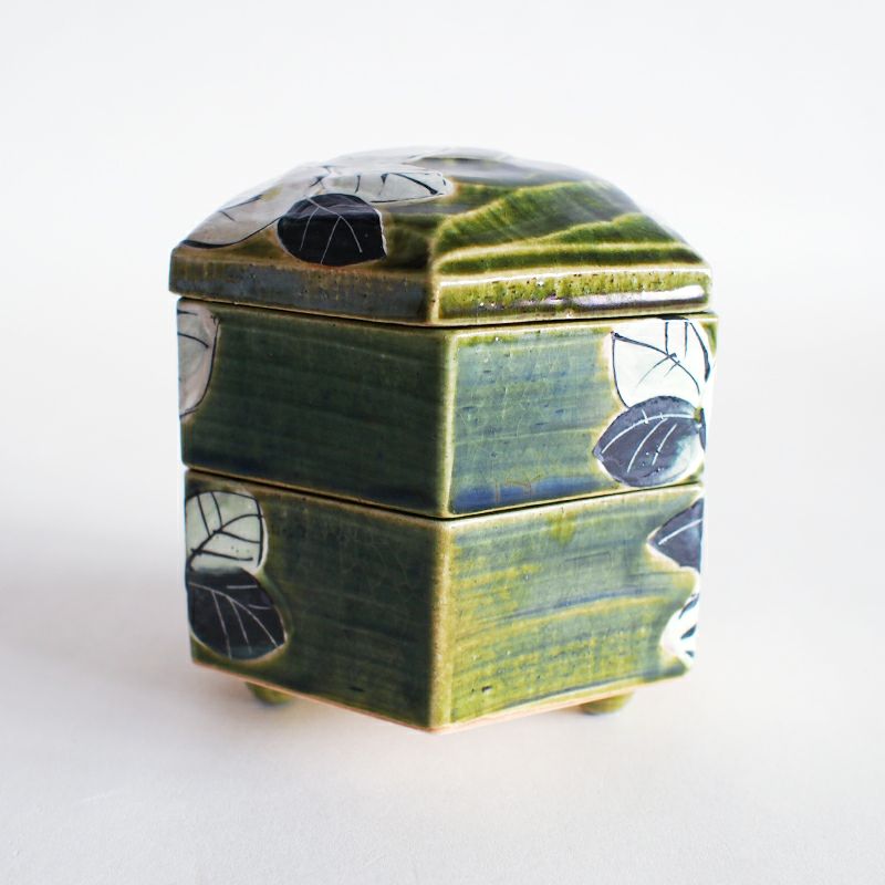 美濃焼特有の緑釉に映える白椿