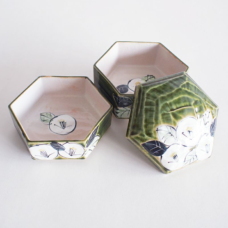 内側にも白椿が描かれています