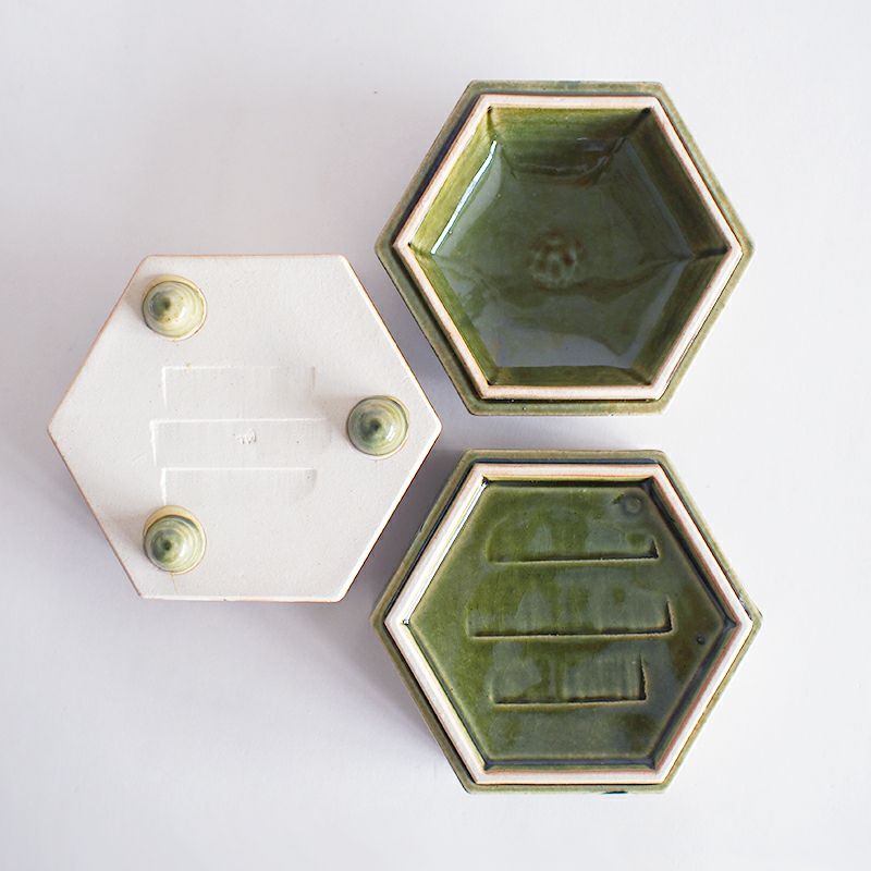 下の段には3点の足が付いています