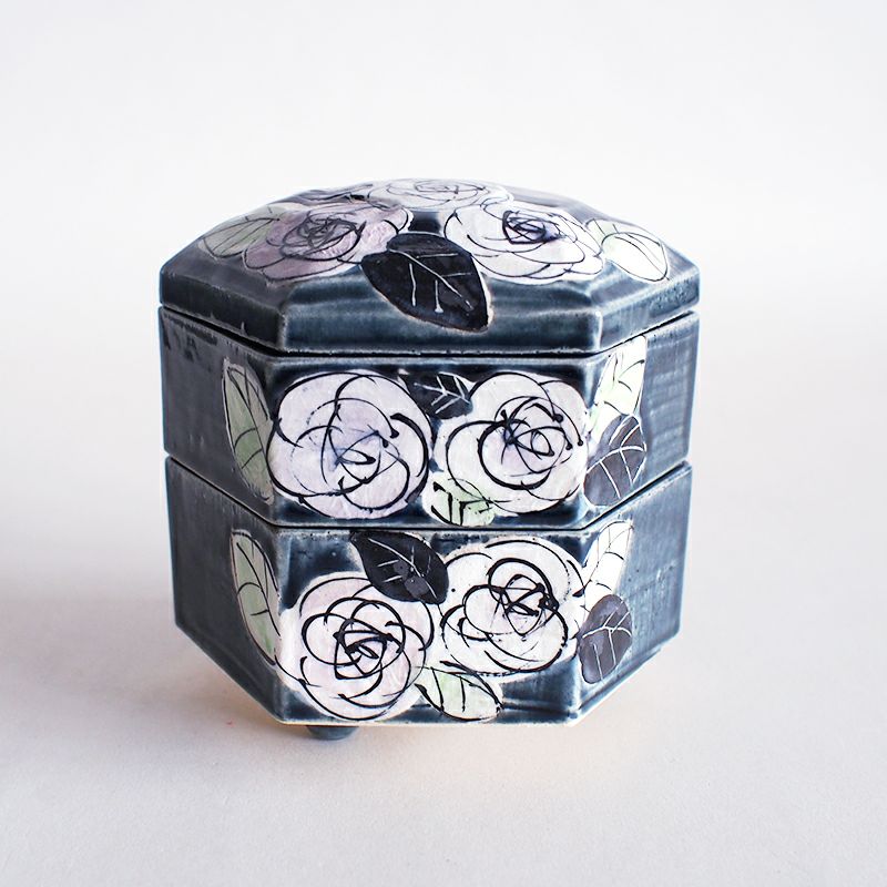 美濃焼の醍醐味を感じる六角二段重です