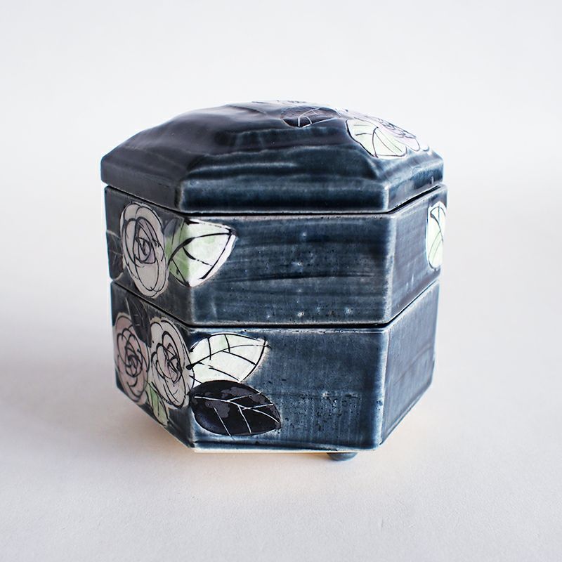 濃淡のある瑠璃釉が趣深い風合いを出しています