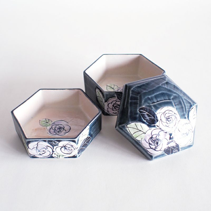 内側にも薔薇の絵柄が描かれています