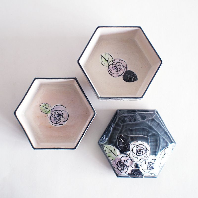 内側にも薔薇の絵柄が描かれています