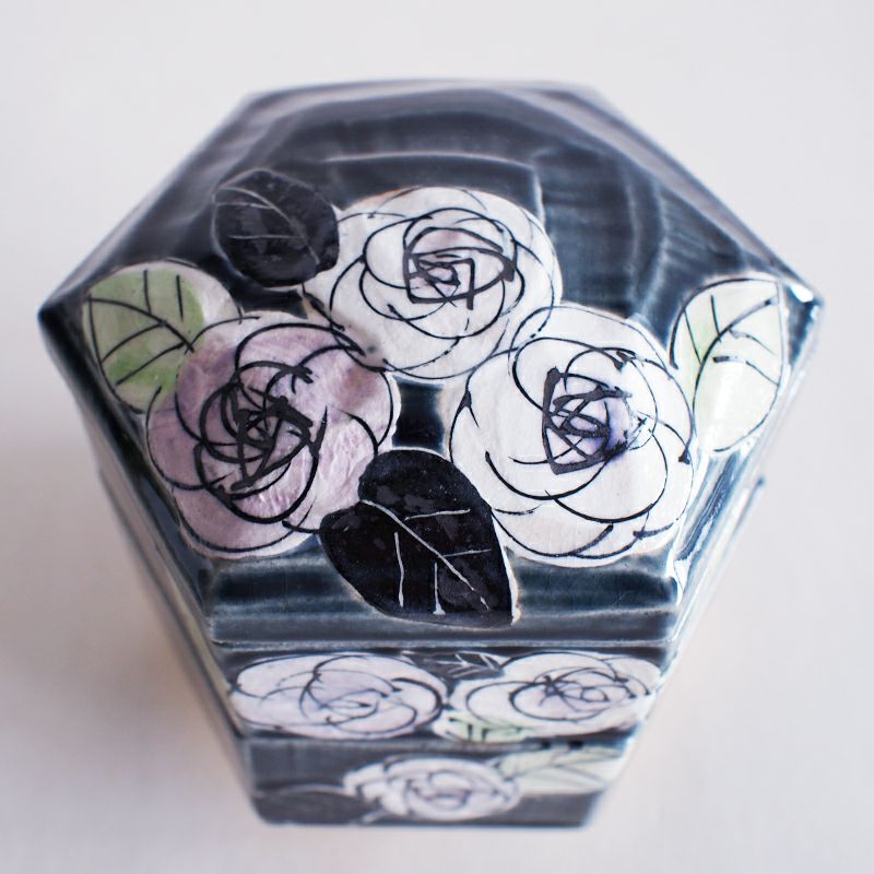 大胆な構図で描かれた薔薇