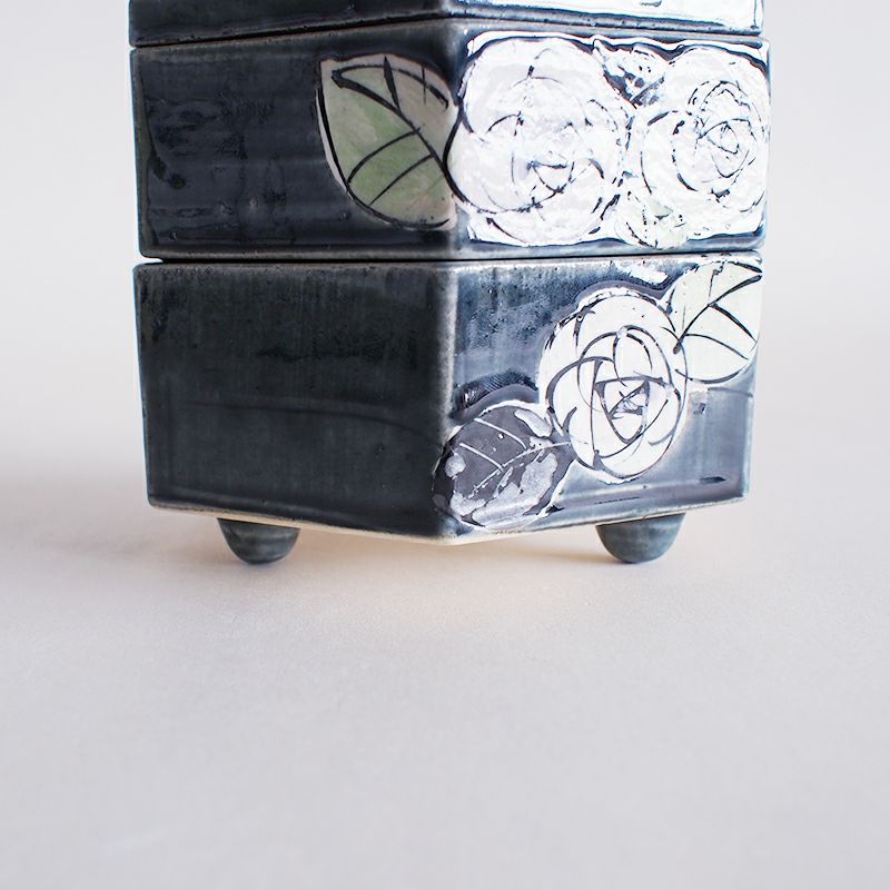 下の段には3点の足が付いています