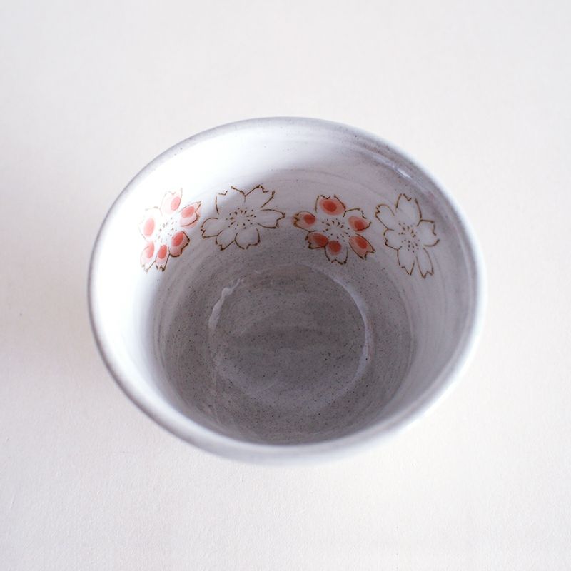 内側に花の絵柄が描かれています