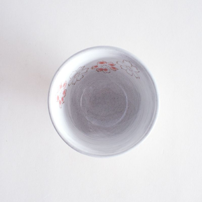 淡い色合いがやさしい煎茶碗です