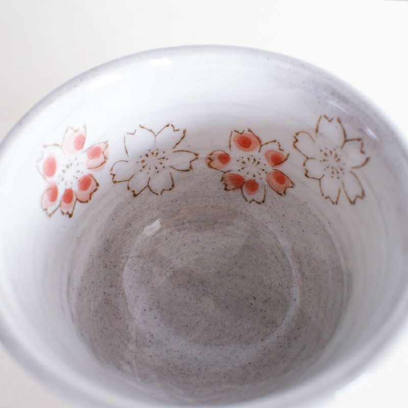 繊細でかわいらしい花柄が印象的です