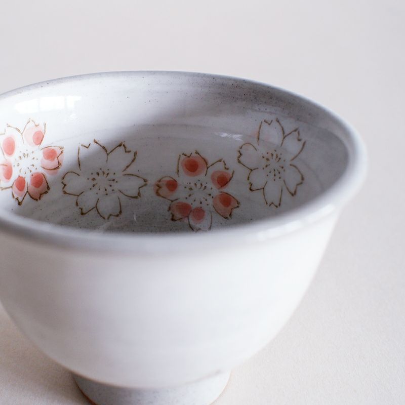 薄灰色の釉薬に可憐な花が似合います