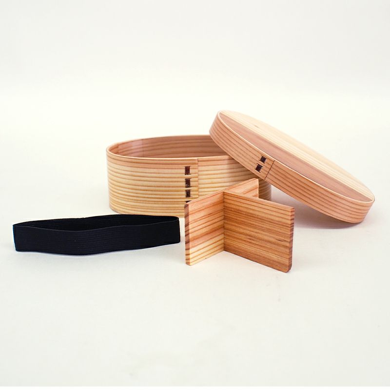 自然の木地のお弁当箱は、保温性と通気性に優れています
