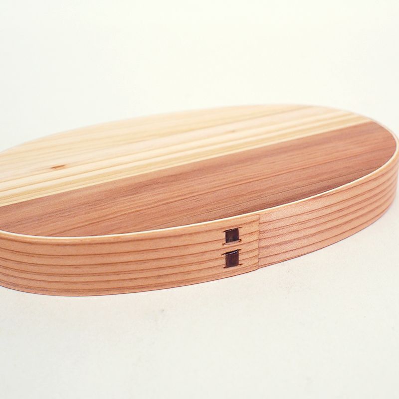 曲げわっぱの特徴として継ぎ目を皮で綴じてあります