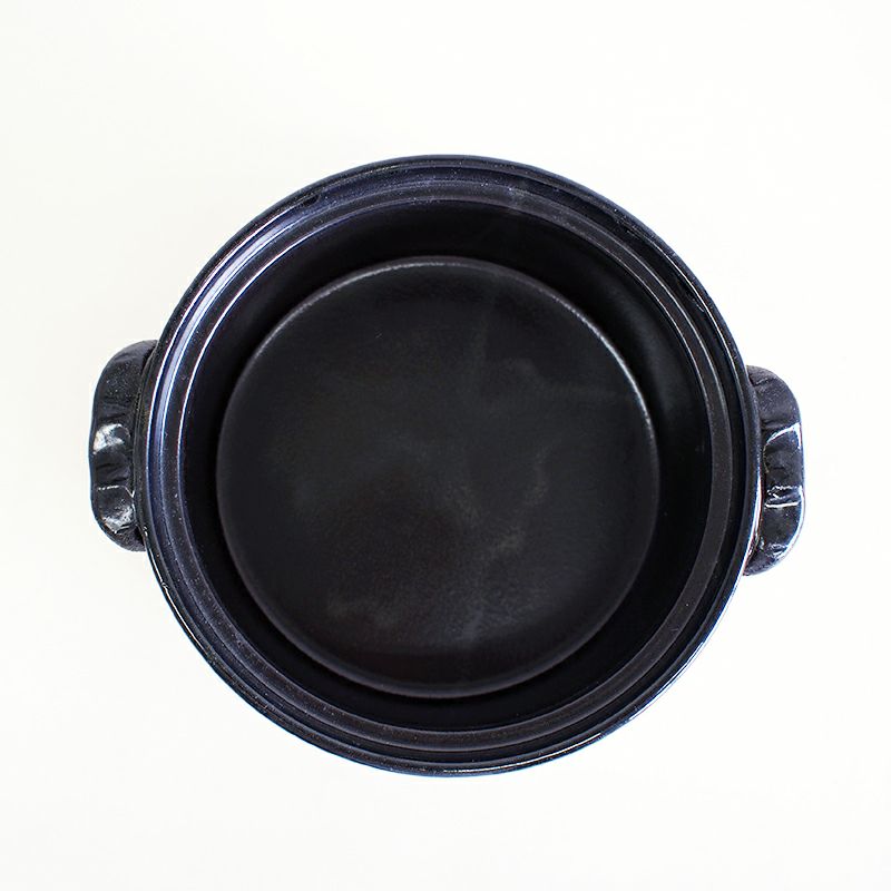 高い耐熱性を誇る萬古焼の土鍋です