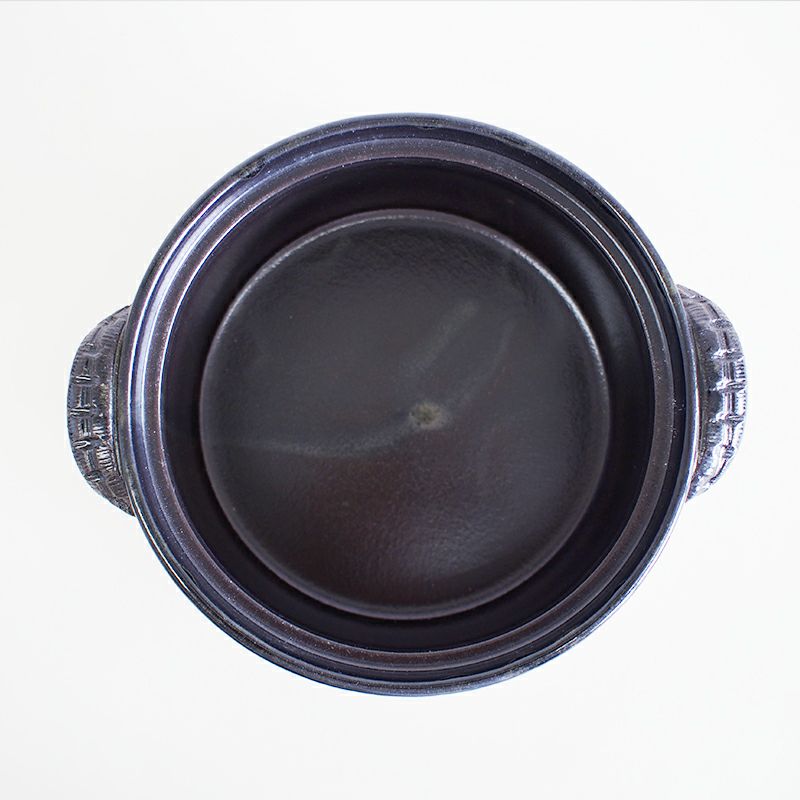 高い耐熱性を誇る萬古焼の土鍋です