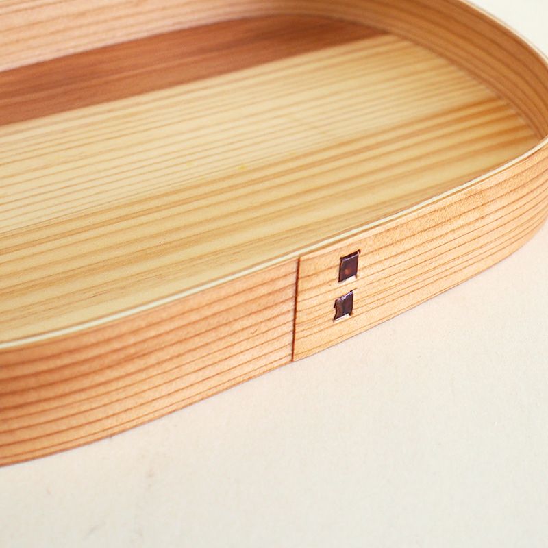 曲げわっぱの特徴として継ぎ目を皮で綴じてあります