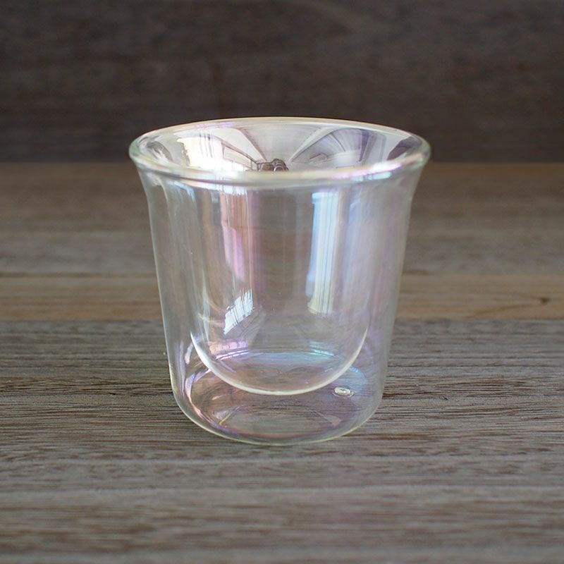 キラキラと宝石のように虹色に煌めくグラスです