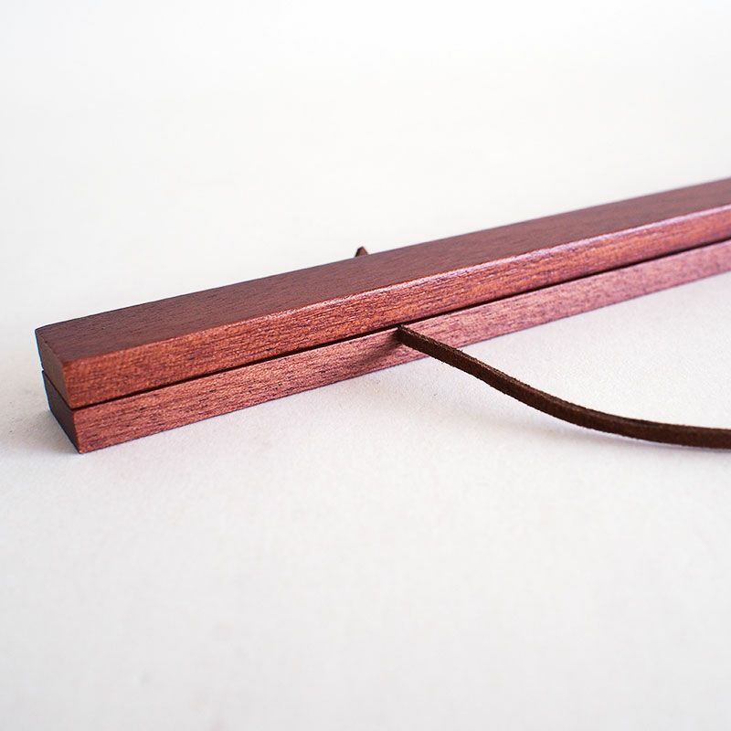 手拭いを二本の棒で挟みます