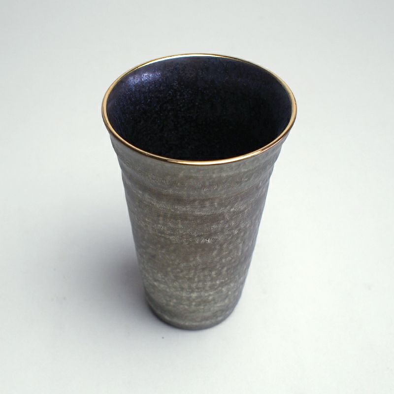 口縁には金の縁取りで豪華な仕上げです