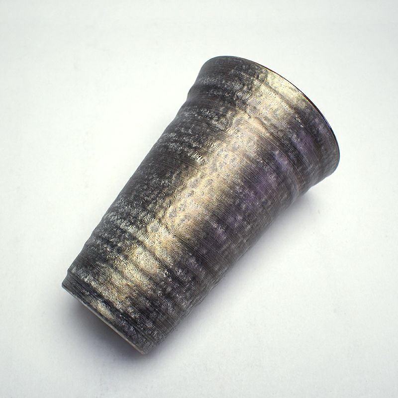 見る角度により表情を変える高級感のあるデザインです