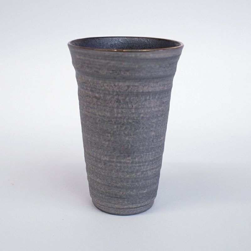 岩肌のような風合いの釉薬が印象的です