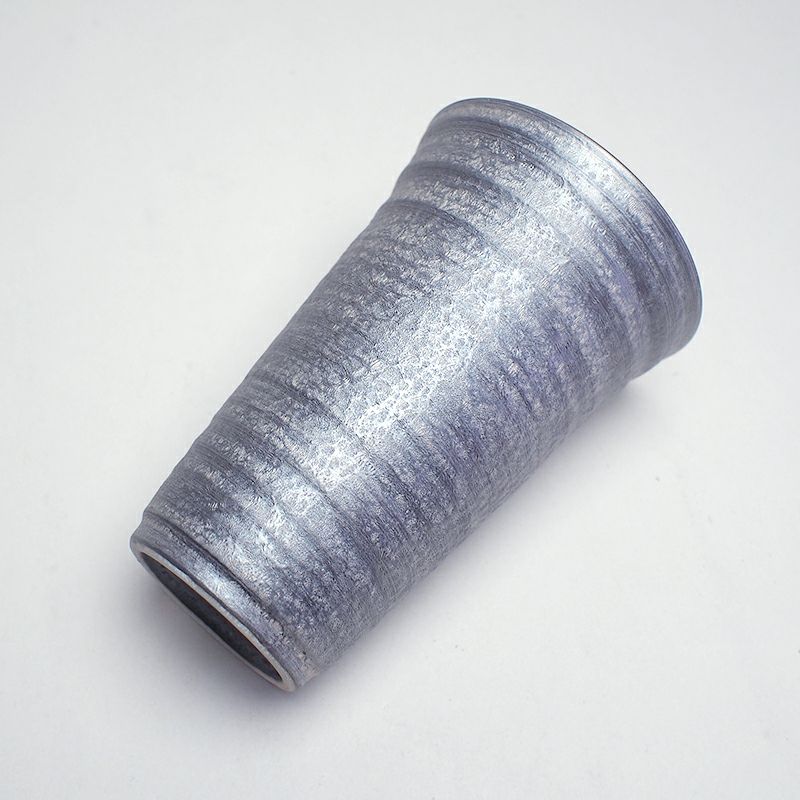 見る角度により表情を変える高級感のあるデザインです