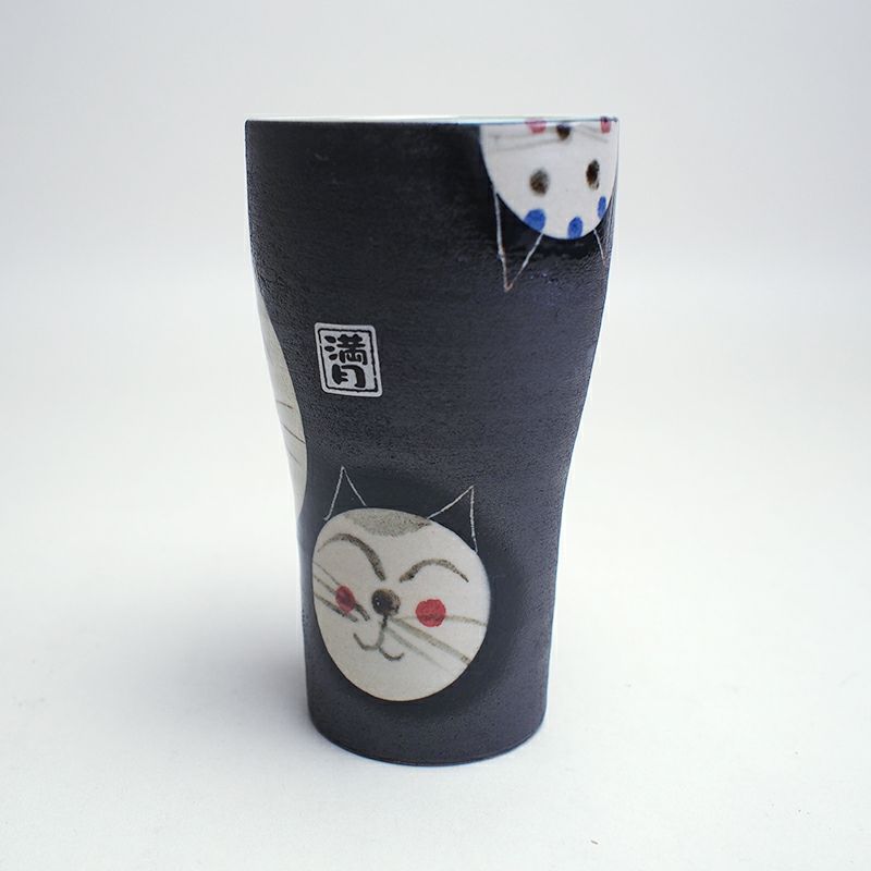 ほっこりかわいい猫が描かれています