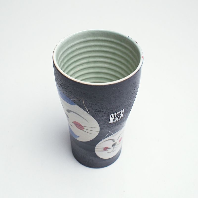 内側には凹凸があり泡が立ちやすい形状です