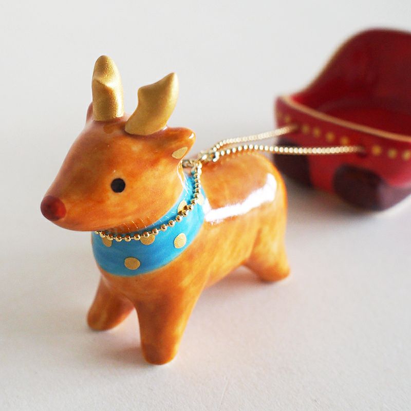 可愛らしいトナカイがソリをひいています