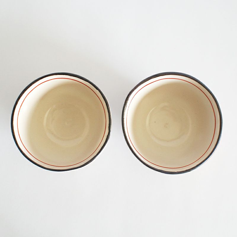 アイボリーのやさしい色合いの釉薬です