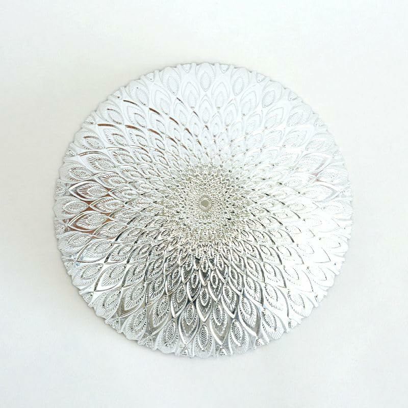 裏側は煌びやかなシルバーです