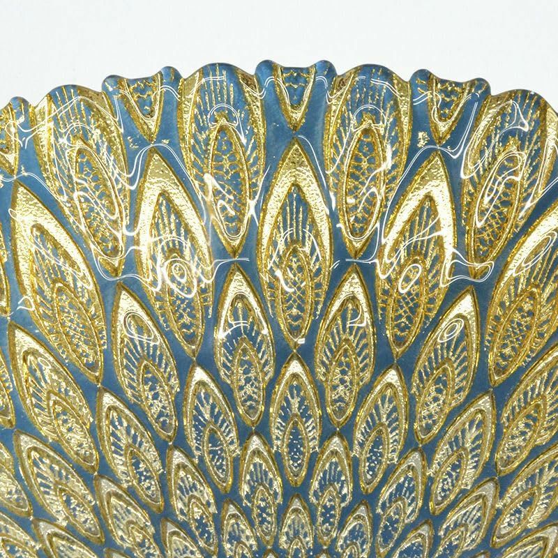 ブルーの地にゴールドが映える豪華な装飾