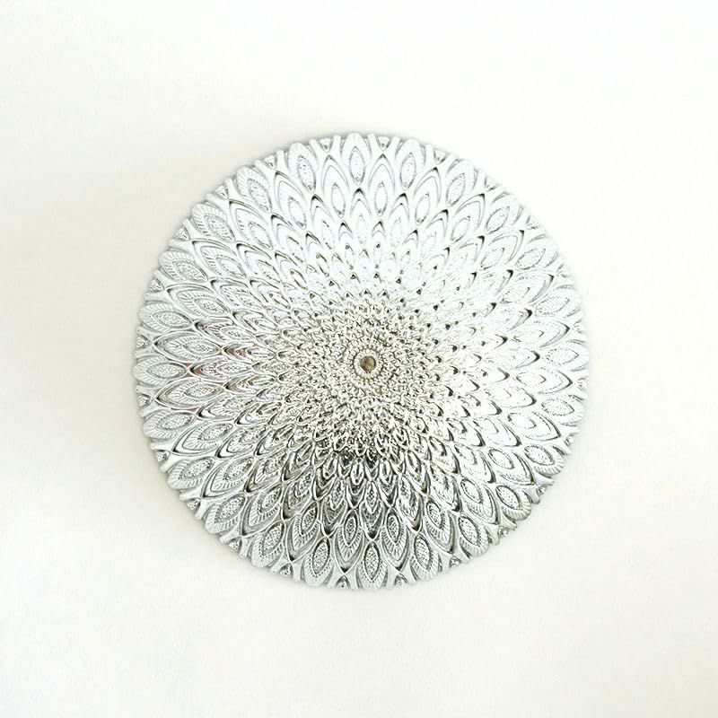 裏面は煌めくシルバーのレリーフです