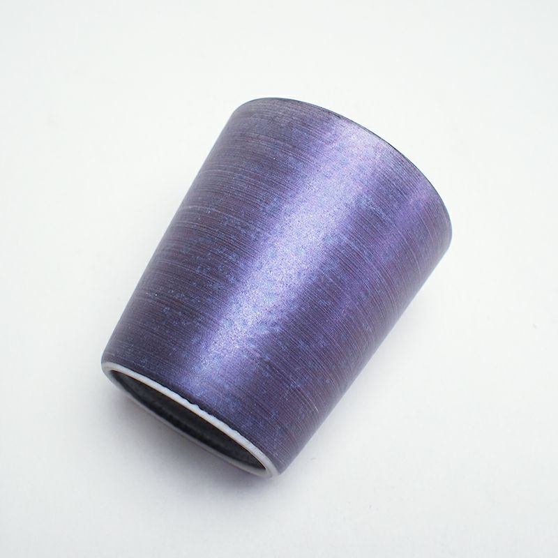 ざらりとした線状の釉薬が印象的です