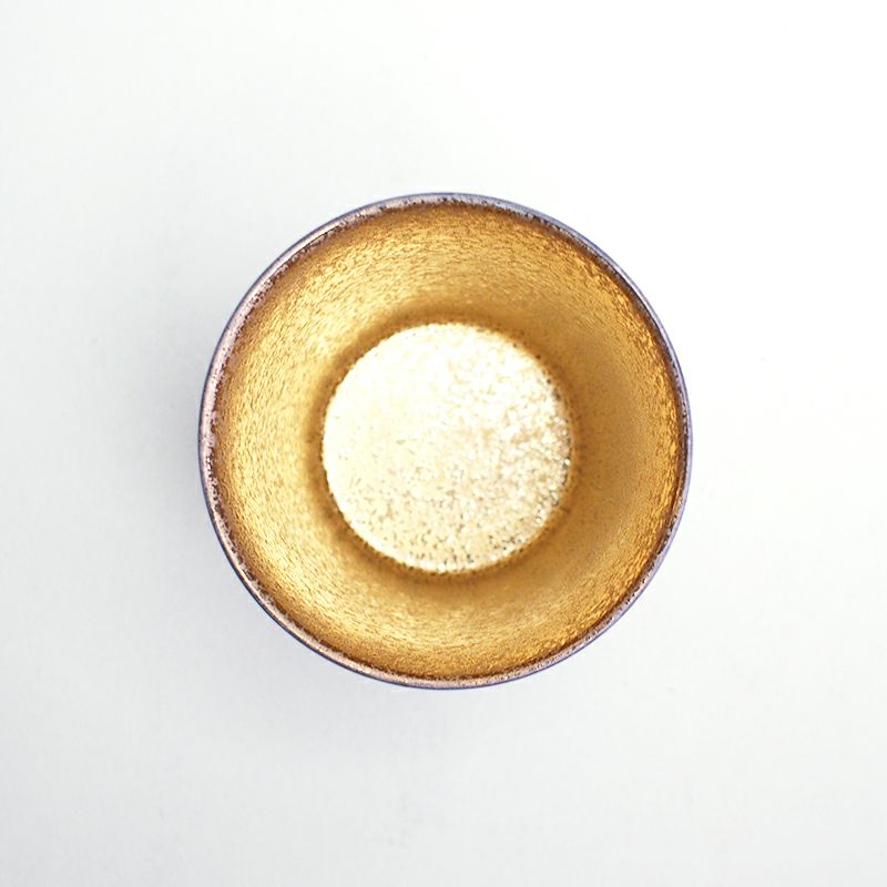 内側には煌びやかな金彩が施されています