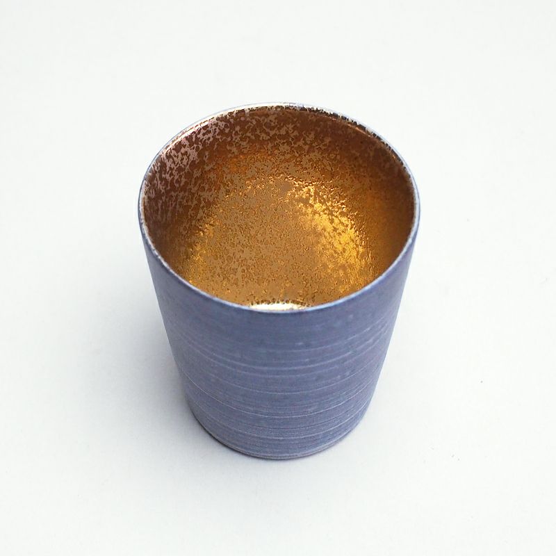 内側のざらついた金が華やかに彩ります