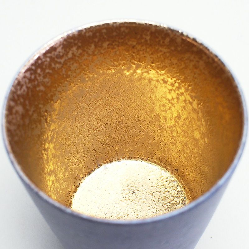 煌びやかな金が象徴的なカップです