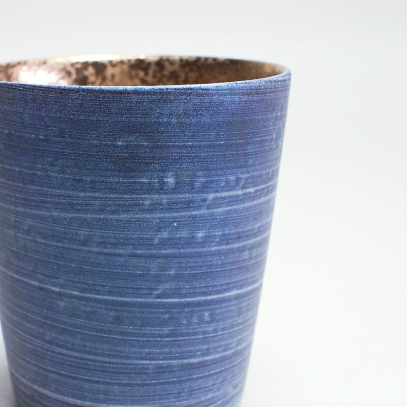 ざらりとした線状の表面に味わいがあります