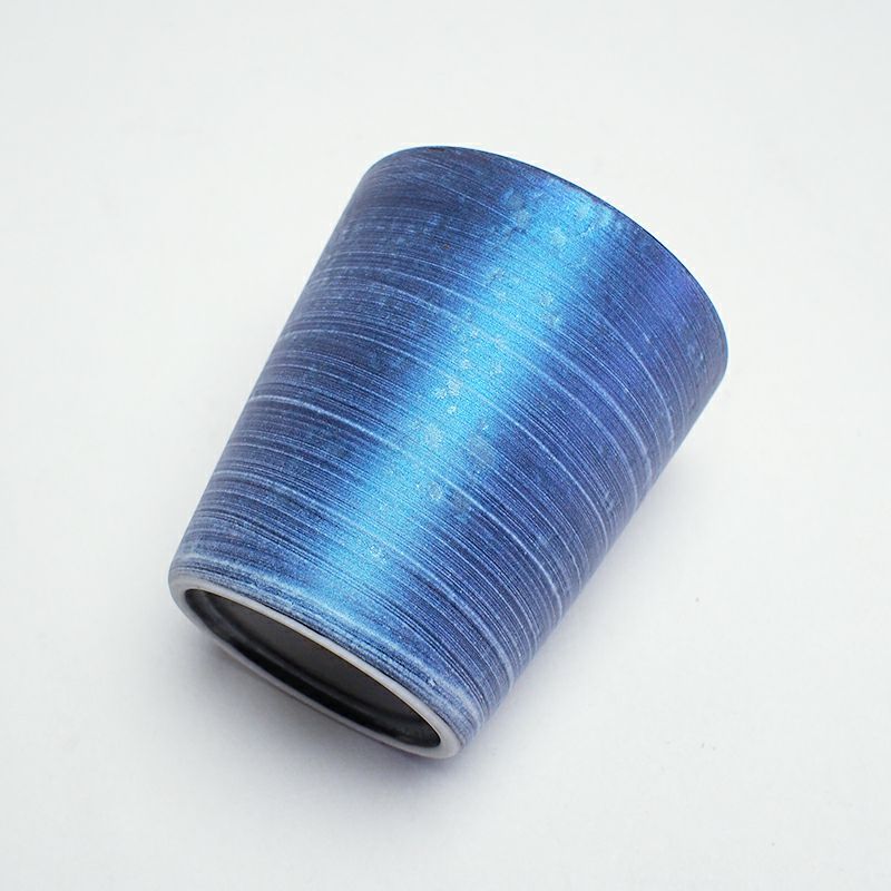 マットな質感ににじむマリンブルーの釉薬