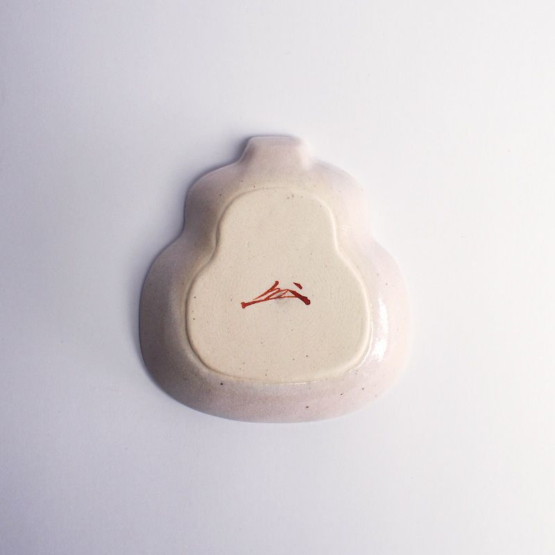 素焼き状の裏面です