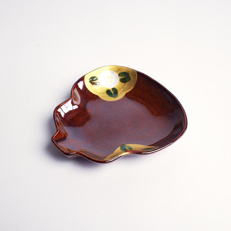 蔵珍窯の象徴である椿が金であしらわれています