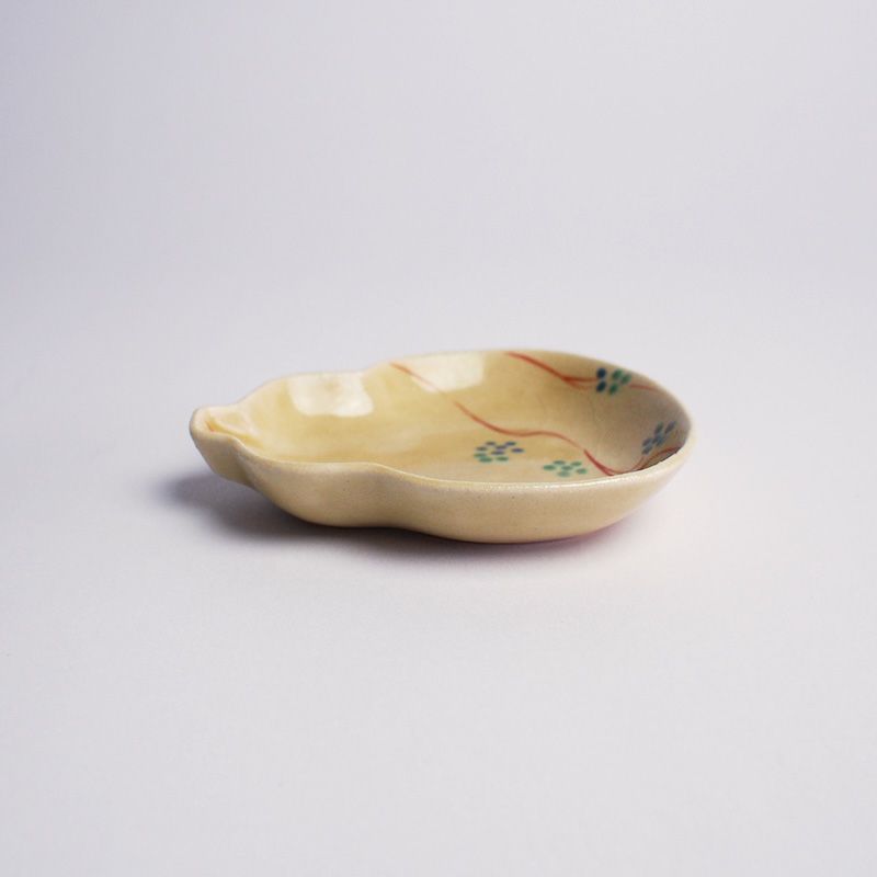 美濃六銘窯の一つ蔵珍窯にて制作された小皿です