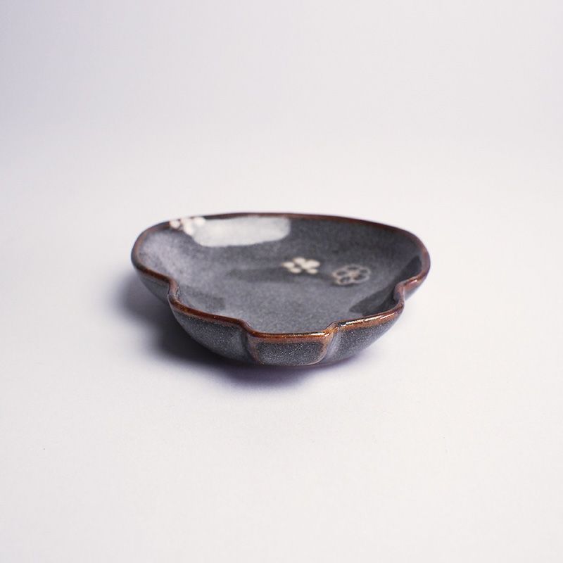 ひょうたんの形状がかわいらしい器です