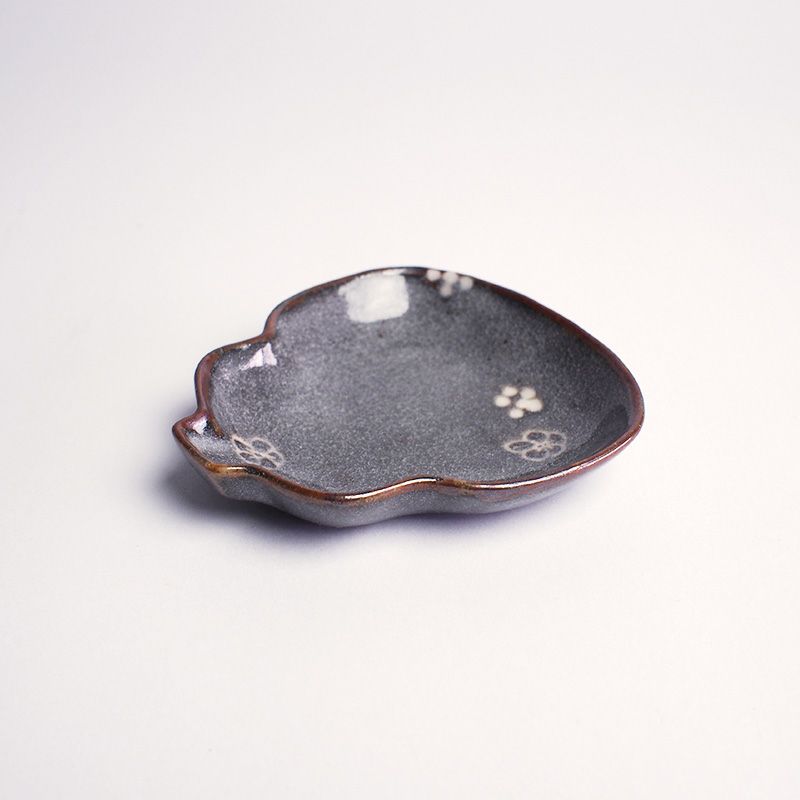 美濃焼の特徴的な鼠志野の器です