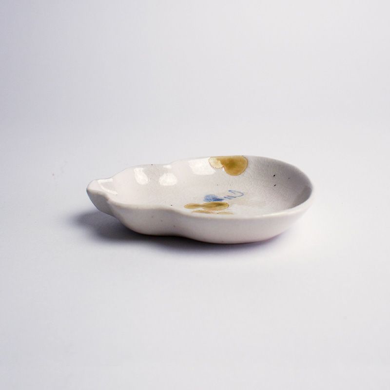 美濃六銘窯の一つ蔵珍窯にて制作された小皿です