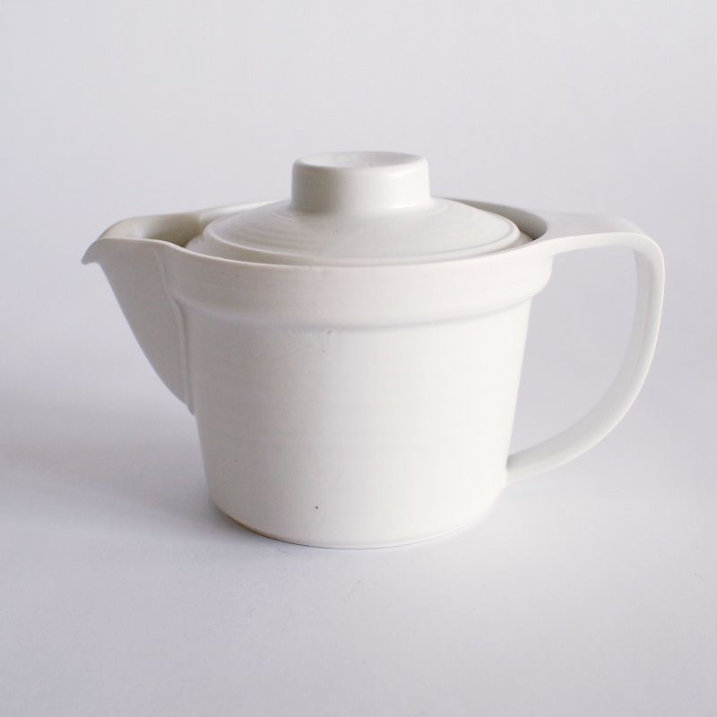 モダンなフォルムのポットです