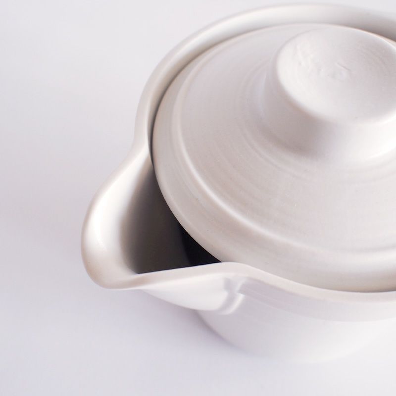 ポットのフォルムに馴染む注ぎ口です