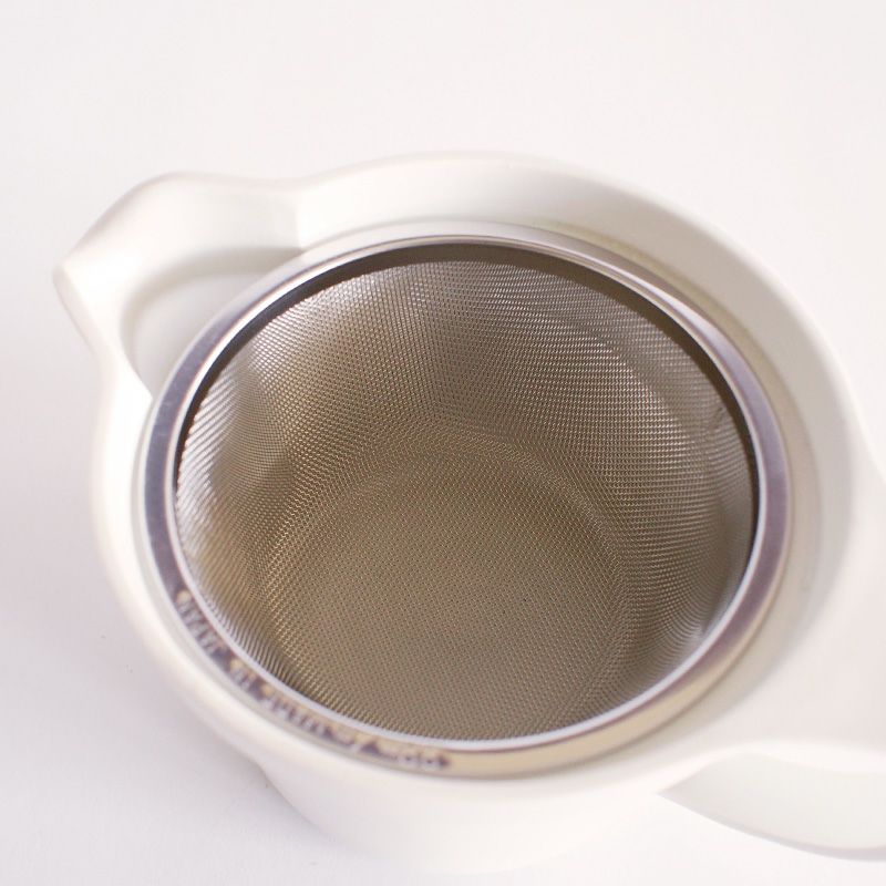 ステンレス製の茶こしが付きます